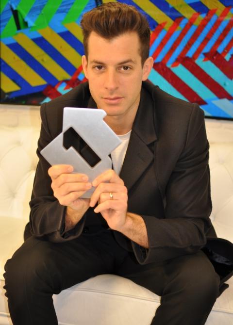 mark-ronson-official-charts-number-1-award-portrait-600x.jpg