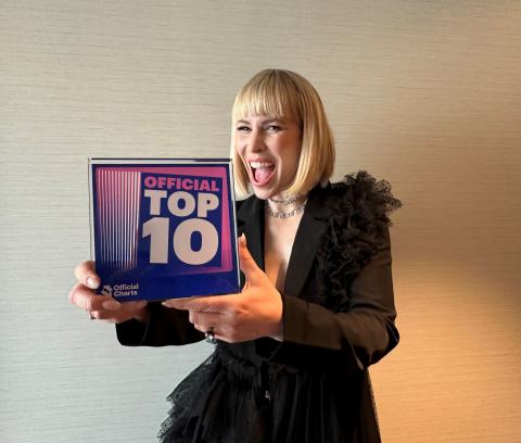 Natasha Bedingfield with her Official Top 10 award