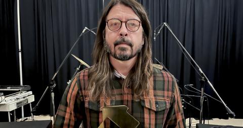 dave-grohl-foo-fighters-number-1-award-1100.jpg