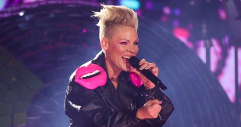 pink-p-nk-summer-carnival-tour-stadium-the-script-tickets-dates-setlist-songs-list-bolton-get-the-party-started-stage-time-finish-end.jpg