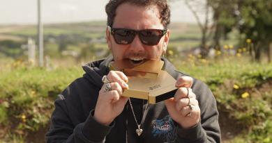 Cian Ducrot biting his gold Number 1 award