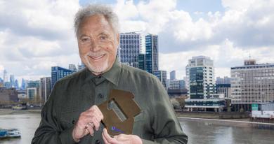 tom-jones-surrounded-by-time-official-number-1-award-1100.jpg