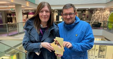 paul-heaton-and-jacqui-abbott-celebrate-official-number-1-album-with-nk-pop-credit-official-charts-company-1.jpg